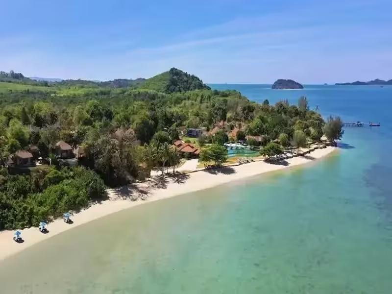 White sandy beach and clear water at Naka Yai Island, a stop on some James Bond Island tours from Phuket.