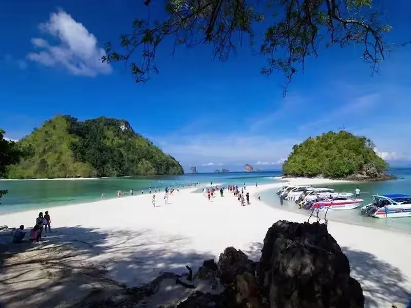 Walking on the famous Talay Waek sandbank connecting Koh Tap and Koh Mor on a Krabi islands tour from Phuket