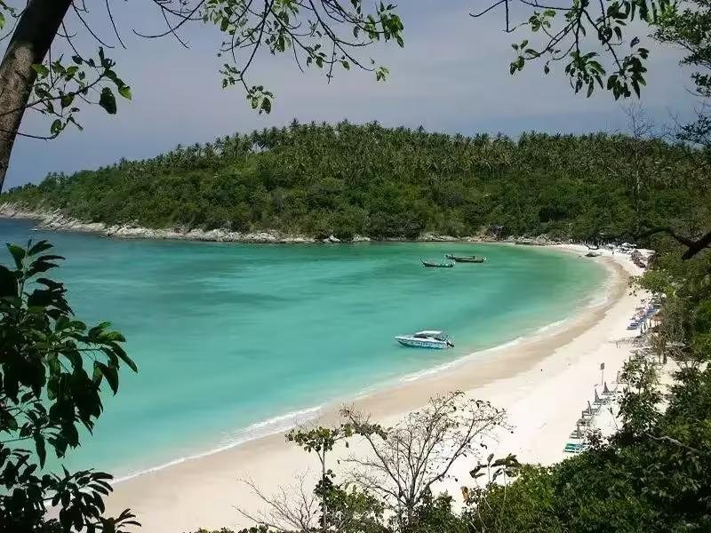 Crystal clear turquoise waters at Siam Bay, Raya Yai Island perfect for swimming and snorkeling