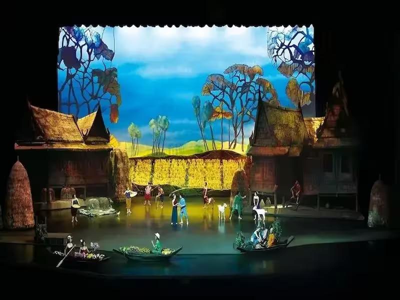 Spectacular special effects and water features on stage at Siam Niramit